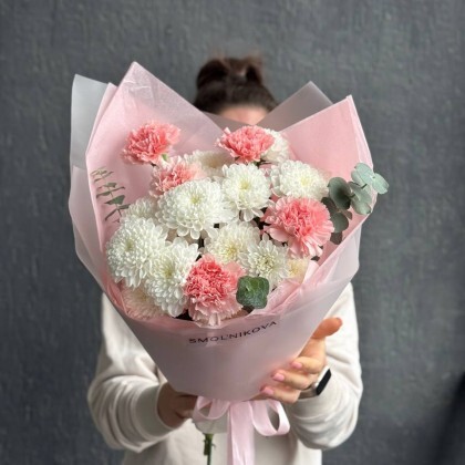 Букет из хризантем и диантусов