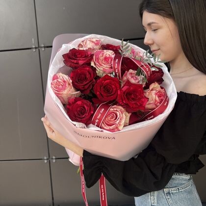 Красные сортовые розы в букете