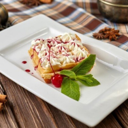 Вафля с фруктами и взбитыми сливками