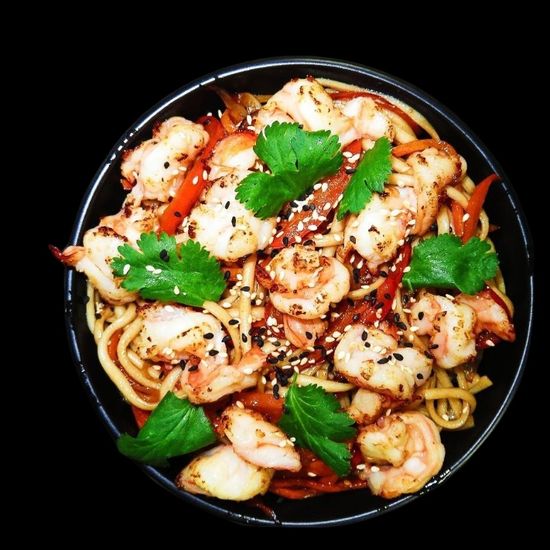 Лапша удон с креветками терияки.