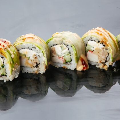 Ролл авокадо, краб и тамаго (8шт)
