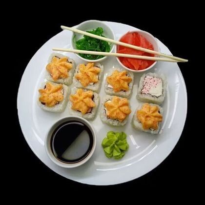 Запеченный с крабом под спайси соусом