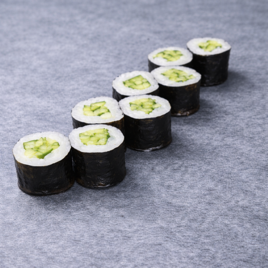 Маки ролл с огурцом
