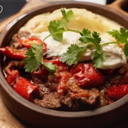Ташмиджаби с мясным рагу и сыром страчателла