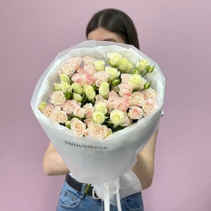 Нежные кустовые розы в букете