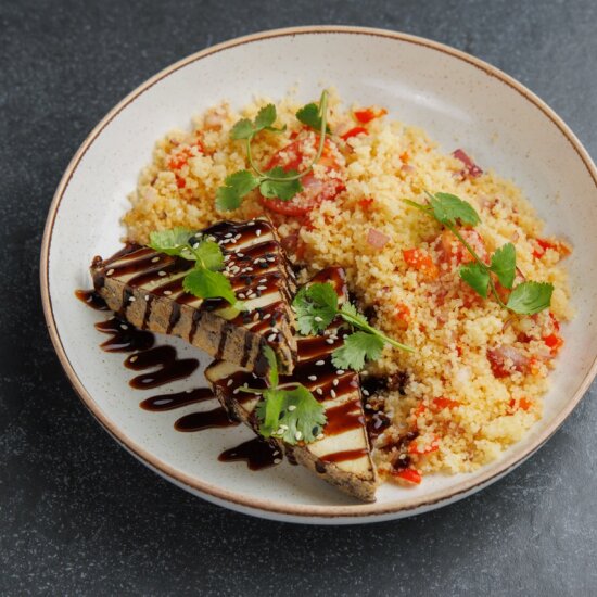 Жареный кускус с  кинзой и сыром тофу