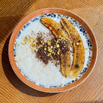 Каша рисовая с бананом и шоколадной крошкой