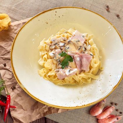 Феттучини с ветчиной и грибами