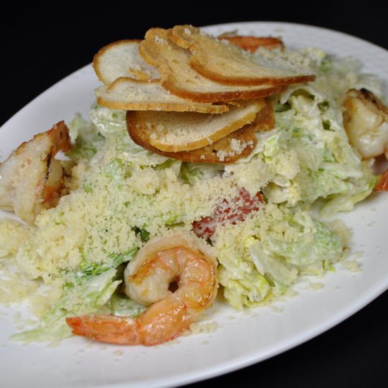 Салат цезарь с креветками