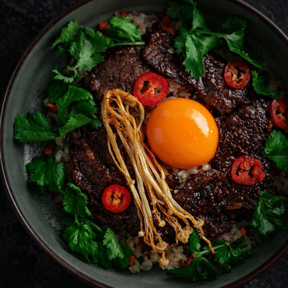Жаренный рис с яйцом, говядиной в кляре и грибами