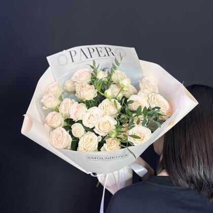 Премиальные кустовые розы в стильном оформлении