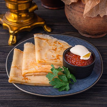 Блинчики с красной икоркой и сливочным маслом