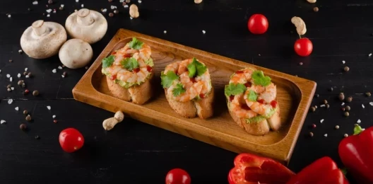 Брускетта с креветкой