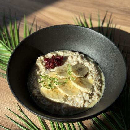 Овсяная каша с бананом и клюквой