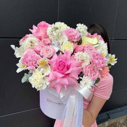 Розовая композиция цветов в шляпной коробке