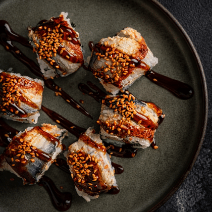 Ролл с угрем и хрустящей крвеветкой