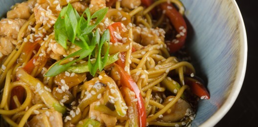 Яичная лапша с курицей терияки