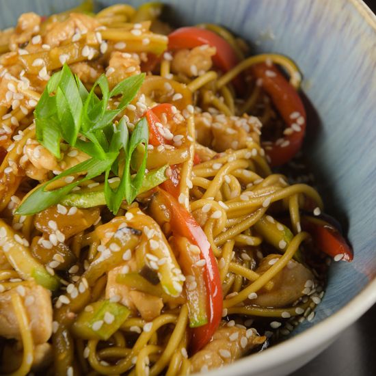 Яичная лапша с курицей терияки