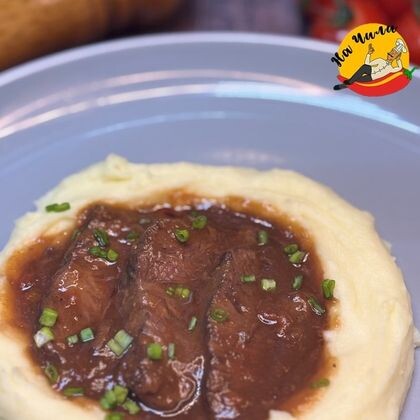 Пюре с говяжьими щечками в соусе Демиглас