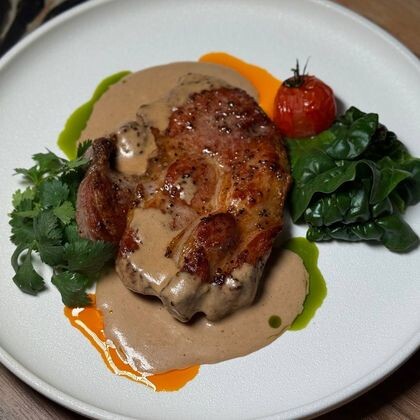 Стейк свинины с перечным соусом