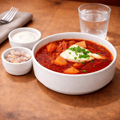 Борщ с фирменной грудинкой и сметаной