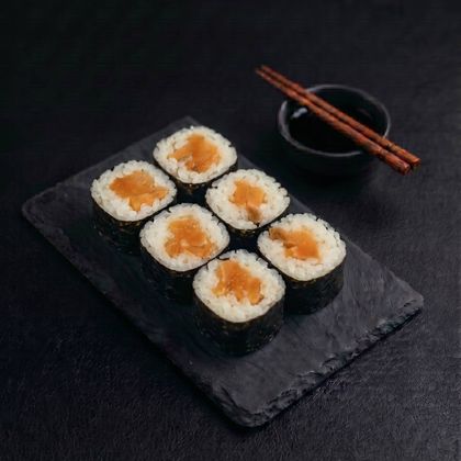 Маки с лососем