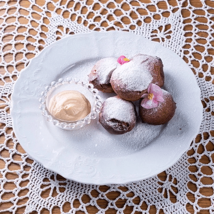 Пышки с соусом из вареной сгущенки