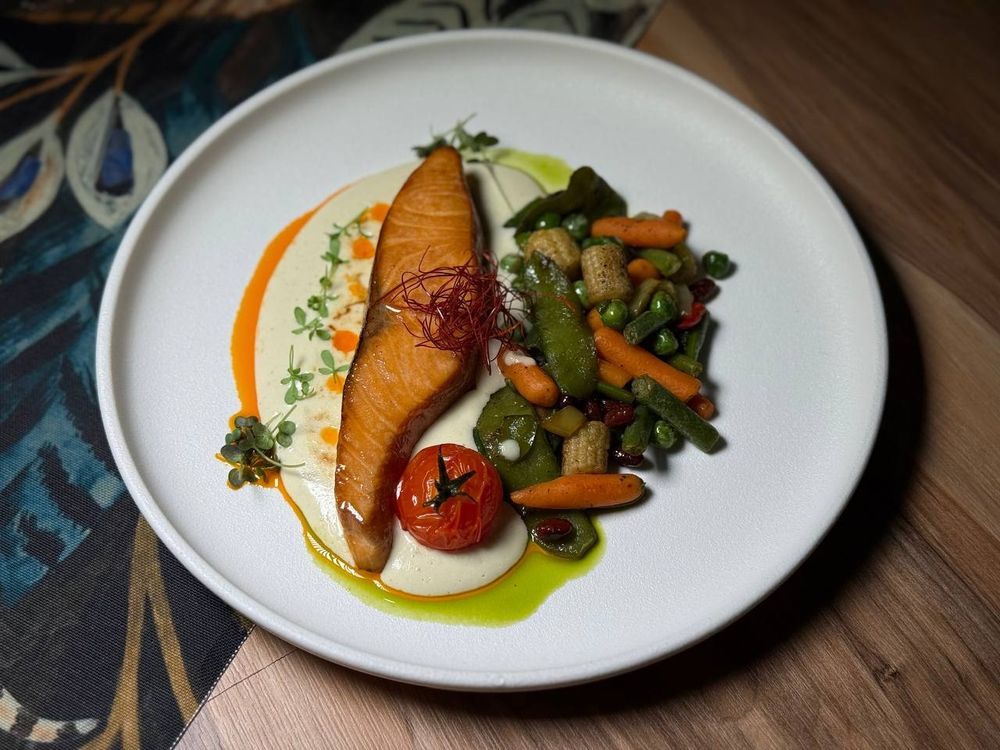 Лосось с бэби-овощами