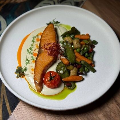 Лосось с бэби-овощами