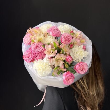 Нежный букет из премиальных роз , альстромерий и диантусов