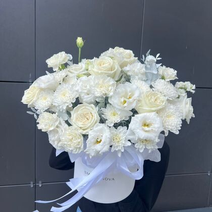 Белая композиция из цветов в шляпной коробке  💕