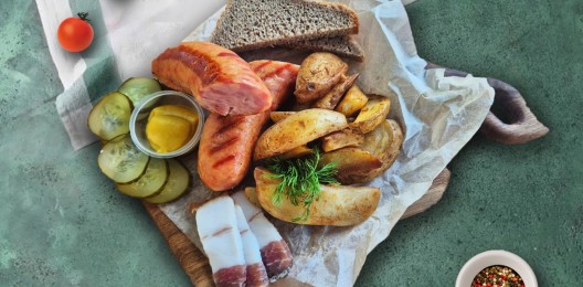 Колбаска гриль с картофелем и маслом