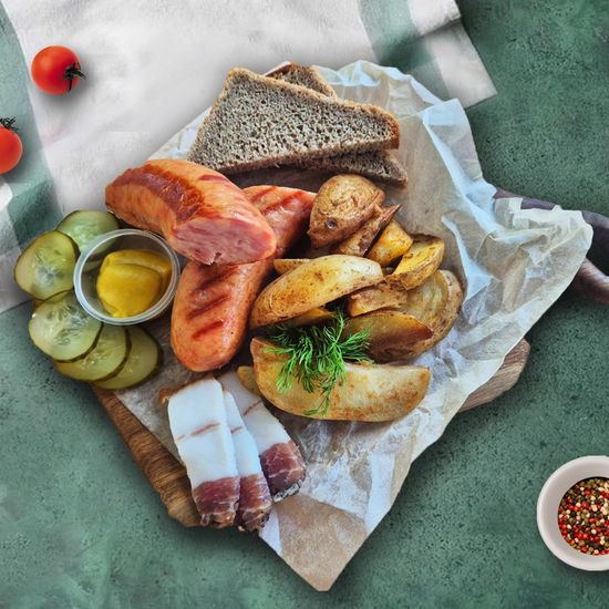 Колбаска гриль с картофелем и маслом