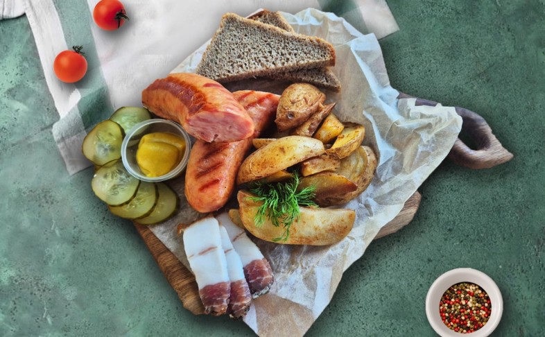 Колбаска гриль с картофелем и маслом