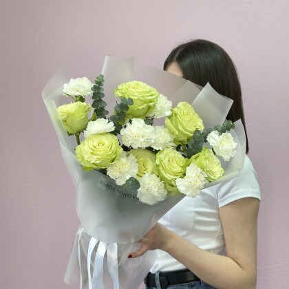 Трендовые розы с белыми диантусами в стильном оформлении