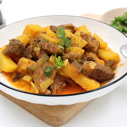 Азу из говядины с луком и овощами, подаётся с гарниром на выбор