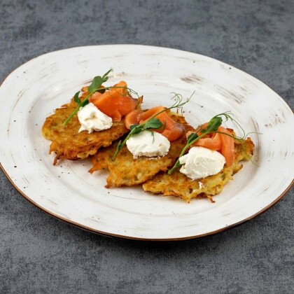 Драники в сливочном соусе с семгой