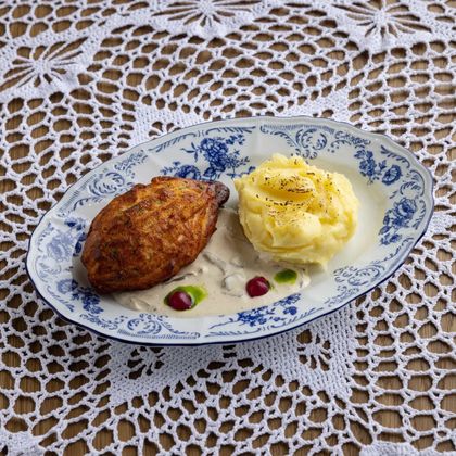 Котлета Пожарская с картофельным пюре