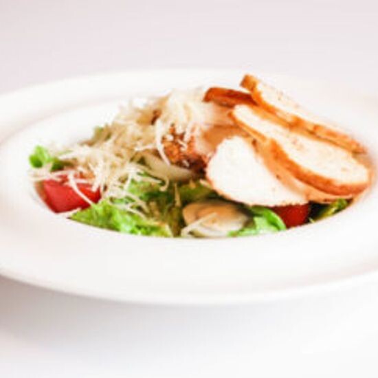 Салат «Цезарь» с куриной грудкой гриль