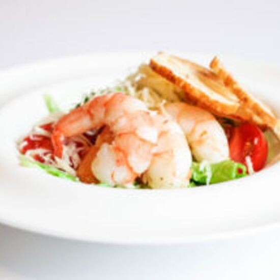 Салат «Цезарь» с тигровыми креветками