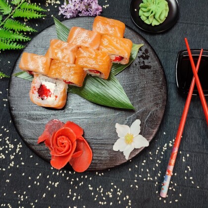 Ролл «Филадельфия» с икрой тобико