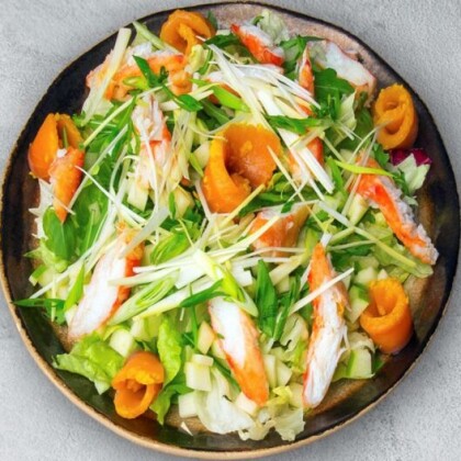 Салат с лососем и крабом под соусом из авокадо