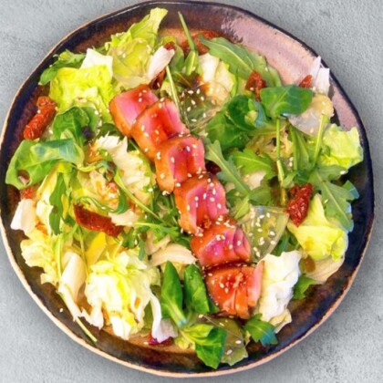 Салат из тунца под кунжутным соусом