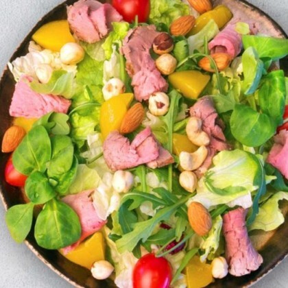 Салат летний со стейком и нектарином