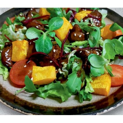 Теплый салат из куриной печени и запеченной тыквой