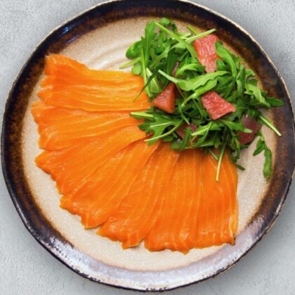 Лосось с грейпфрутом и салатом микс