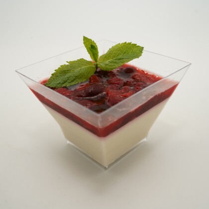 Панакота на кокосовом молоке клубника-вишня