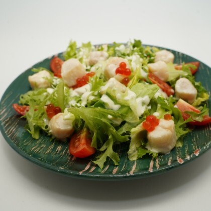 Салат теплый с гребешком