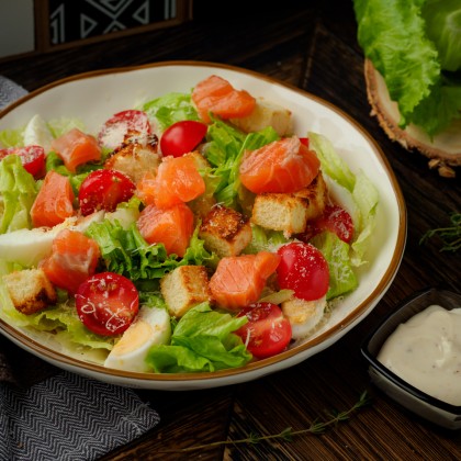 Салат "Цезарь" со слабосолёной сёмгой