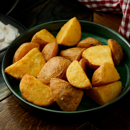 Картофель деревенский с соусом Цезарь